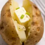 No time to cook? No problem! This microwave potato recipe is a lifesaver for quick, satisfying meals. Delicious results in minutes. Make sure to pin this recipe!