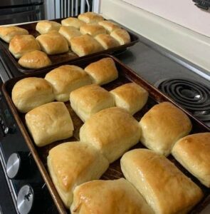Fluffy Dream: Authentic Texas Roadhouse’s Rolls & Honey Cinnamon Butter Recipe
