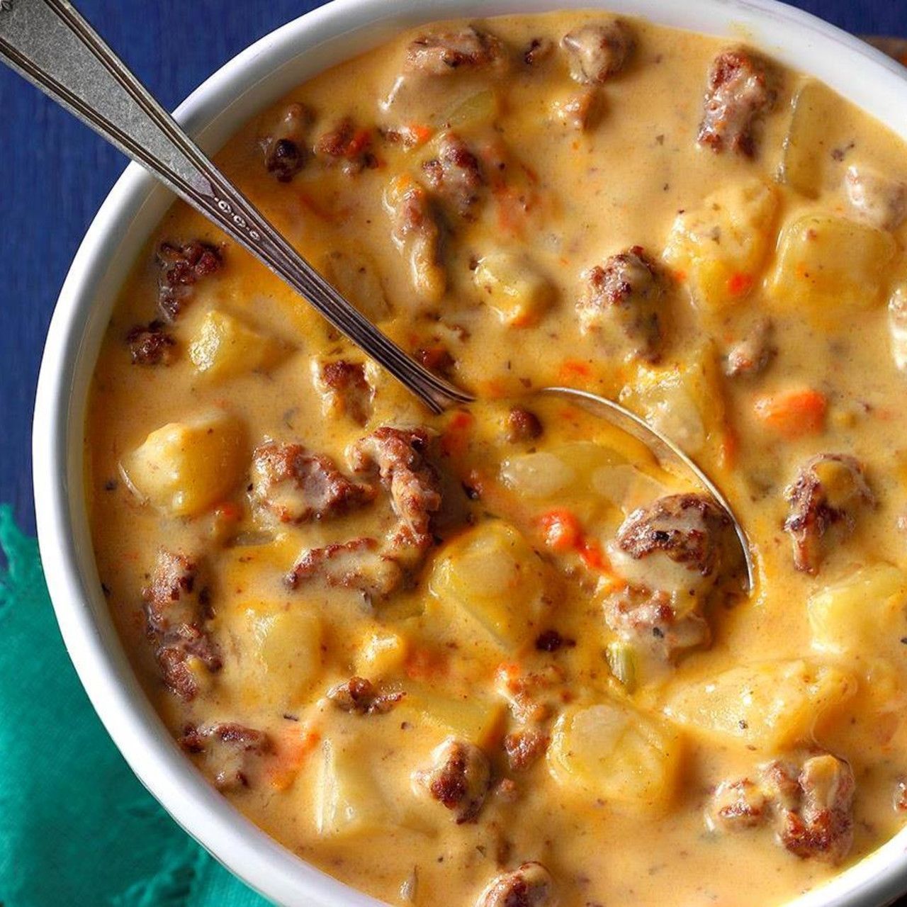 Creamy Potato & Hamburger Soup: A Comforting Delight for All Seasons